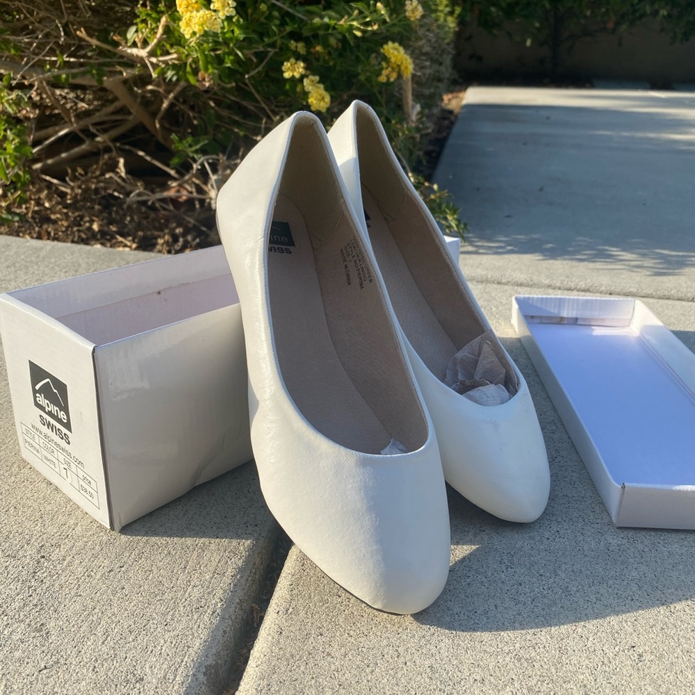 [USED] Alpine Swiss White Flats | Size 7